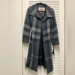 Burberry long Chelsea heritage trench coat in gray plaid size small.